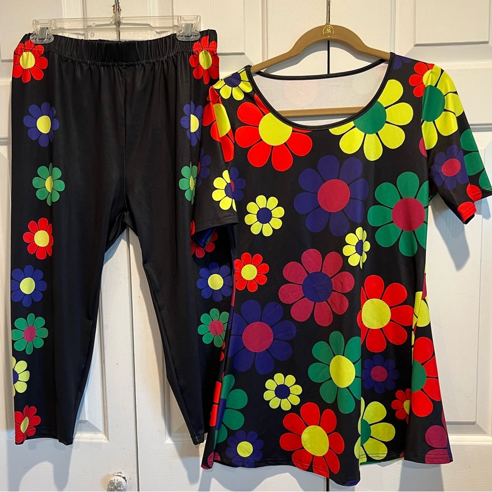 2 Pc Set / PJs, Costume, Loungewear🌼Black Capri, Pants & Flower Top / 70’s Look
